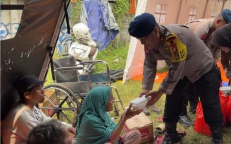 Dua Unit Dapur Lapangan Brimob Metro Jaya Bantu Korban Kebakaran Pasar Jiung