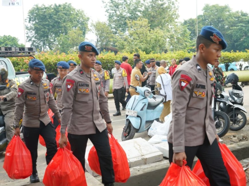 Brimob Metro Jaya Kerahkan Randurlap, Salurkan Makanan untuk Korban Kebakaran Pasar Jiung