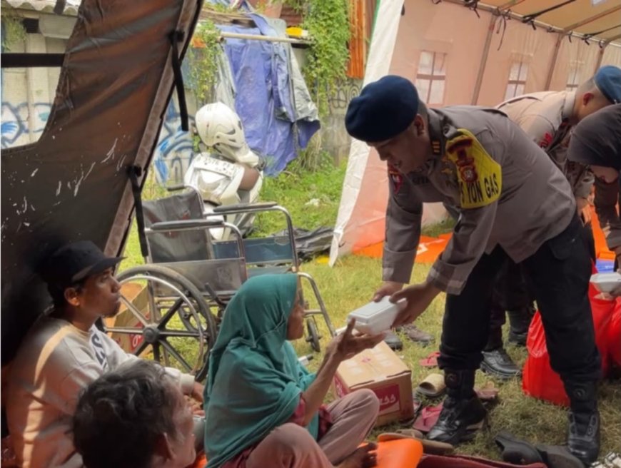 Dua Unit Dapur Lapangan Brimob Metro Jaya Bantu Korban Kebakaran Pasar Jiung