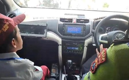Diantar Polisi, Bocah SD di Gresik yang Tersesat Jalan Pulang Akhirnya Bertemu Orang Tuanya