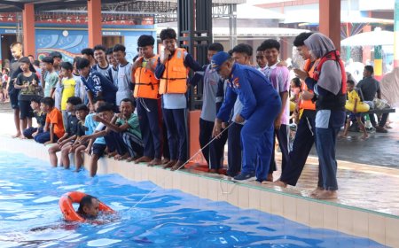 Satpolairud Polres Lamongan Latih Santri Berenang dan Teknik Penyelamatan Air