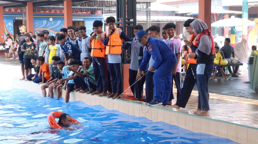 Satpolairud Polres Lamongan Latih Santri Berenang dan Teknik Penyelamatan Air