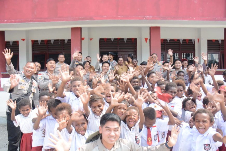 Satgas Damai Cartenz Bagikan Tas dan Alat Tulis untuk Masa Depan Papua